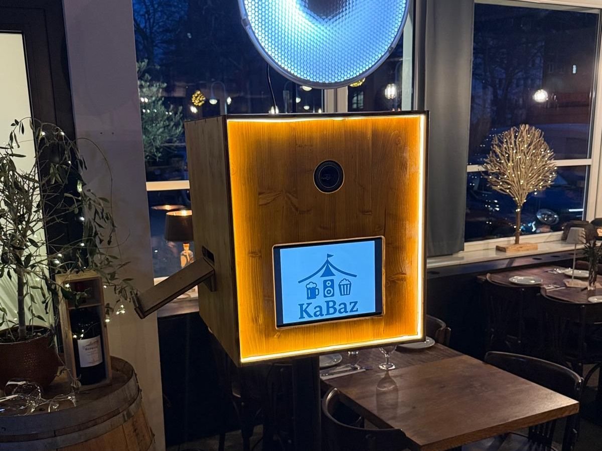 Fotobox mieten Bochum – beleuchtete KaBaz-Fotobox mit Profi-Licht in einem Restaurant