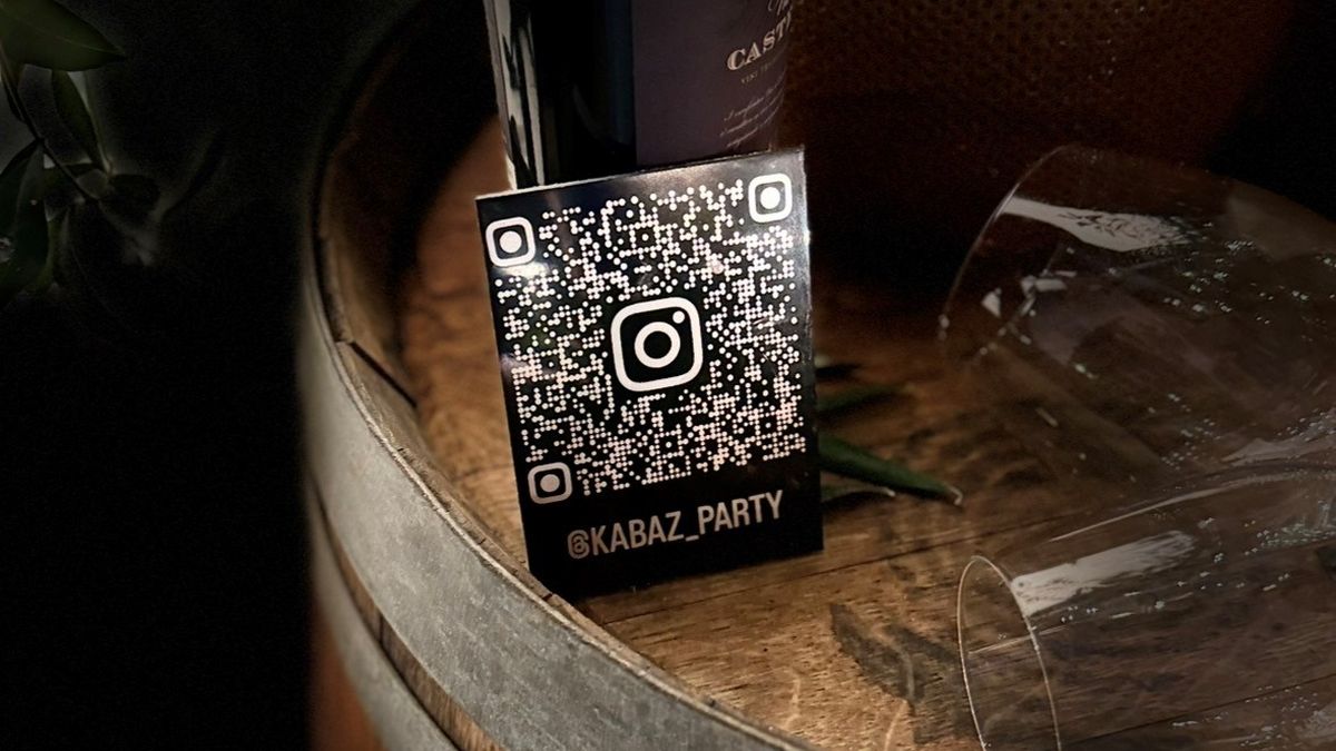 KaBaz-Aufsteller mit Instagram-QR-Code auf einem Weinfass