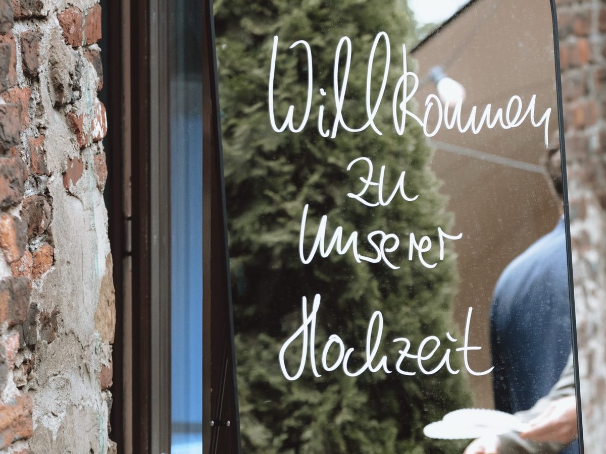 Hochzeitsdeko mieten Bochum – Willkommensspiegel mit der Aufschrift „Willkommen zu unserer Hochzeit“